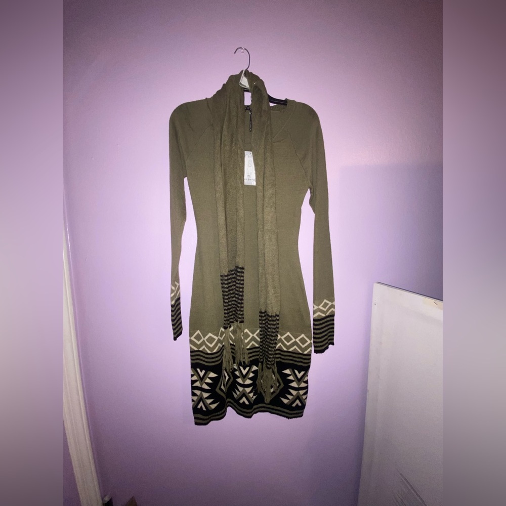 GREEN MACY’S BODYCON SWEATER DRESS WITH SCARF